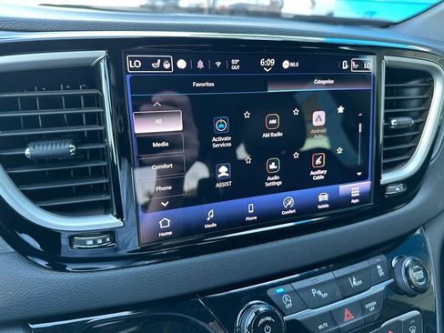 Used 2025 Chrysler Pacifica Select FWD image 39