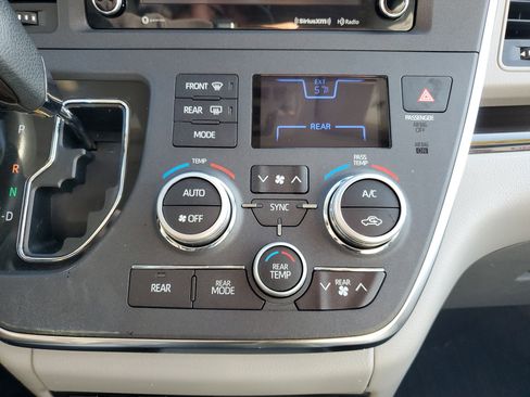Used 2019 Toyota Sienna L image 37