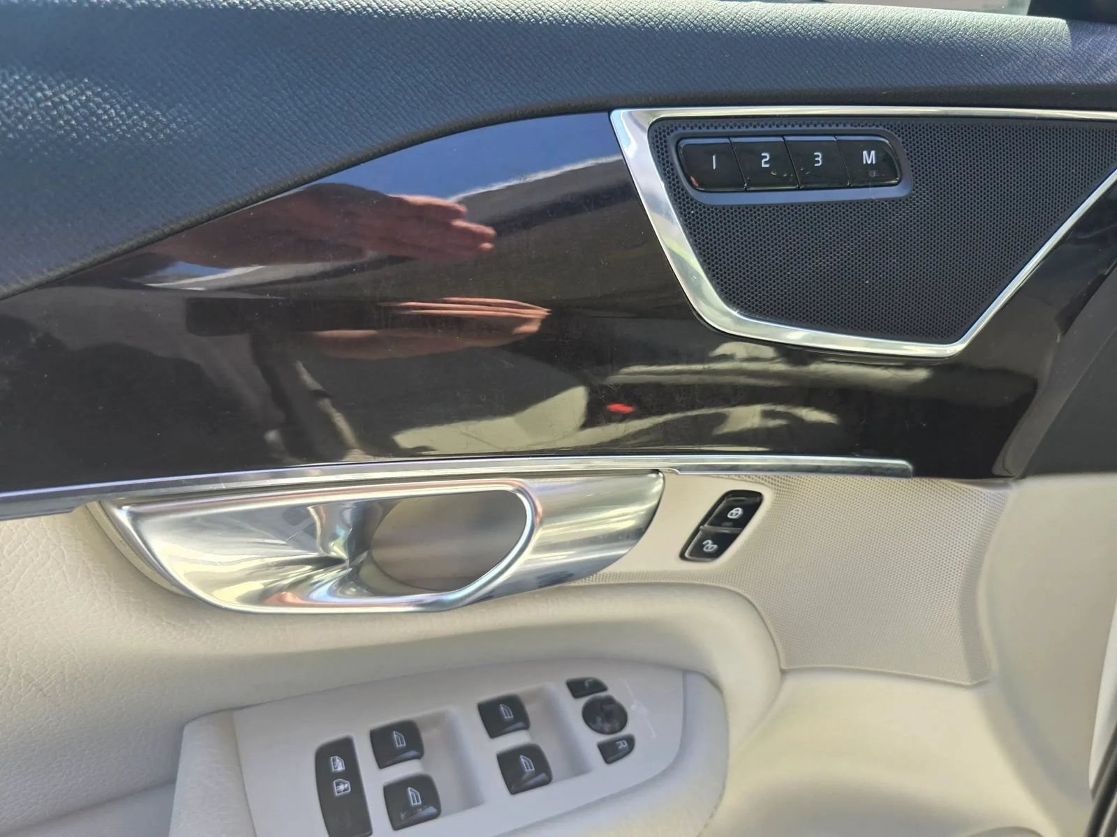 Used 2017 Volvo XC90 T6 Momentum w/ Vision Package AWD/4WD image 16