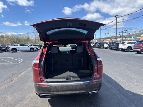 Used 2023 Buick Enclave Essence w/ Experience Buick Package image 5