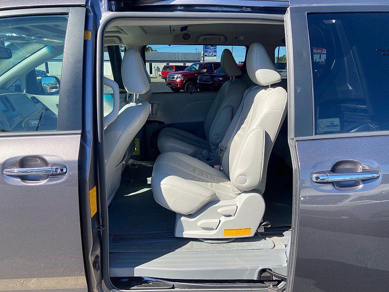 Used 2012 Toyota Sienna XLE w/ Entertainment Pkg FWD image 16