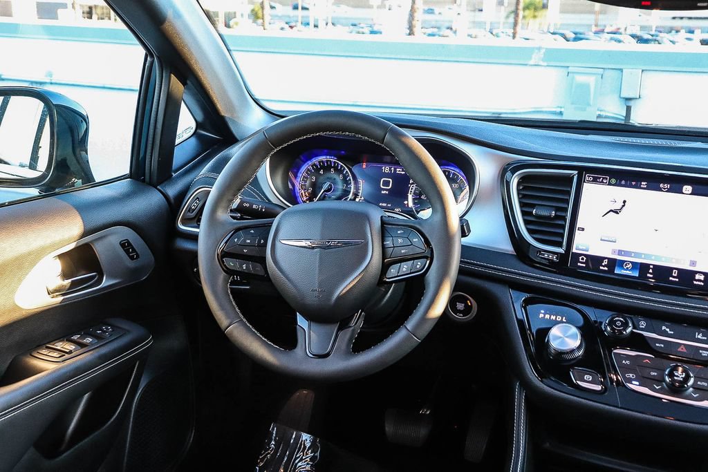 Used 2025 Chrysler Pacifica Limited FWD image 17