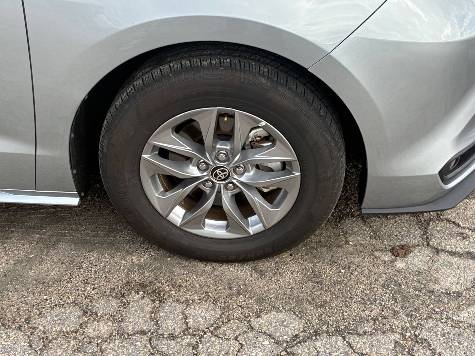 Used 2025 Toyota Sienna XLE FWD image 26