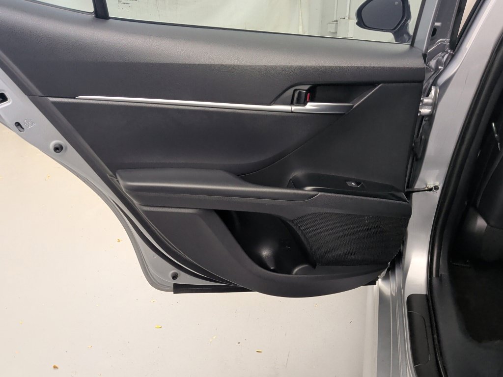 Used 2020 Toyota Camry SE FWD image 19