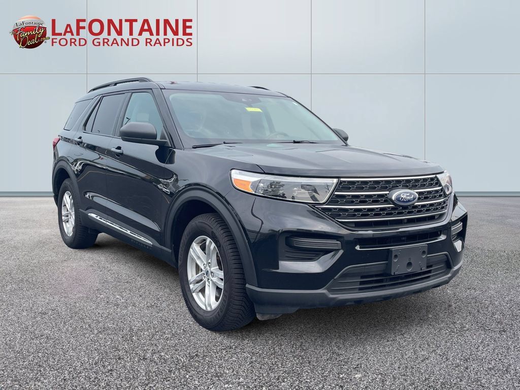 Used 2024 Ford Explorer XLT AWD/4WD image 3