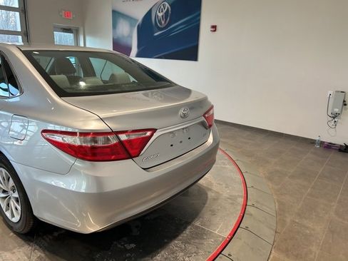 Used 2017 Toyota Camry LE image 5