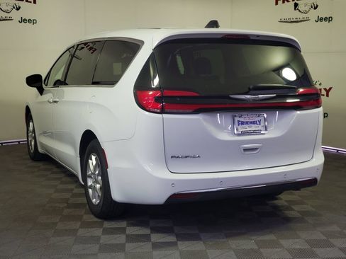 Used 2023 Chrysler Pacifica Touring-L FWD image 4