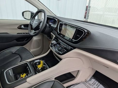 Used 2024 Chrysler Pacifica Limited image 28