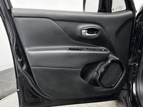 Used 2018 Jeep Renegade Altitude image 10