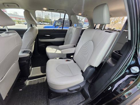 Used 2024 Toyota Grand Highlander XLE AWD/4WD image 16