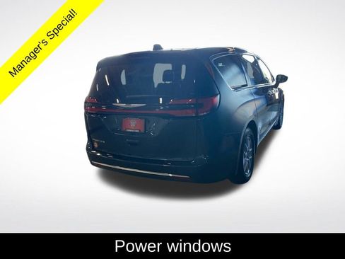 Used 2023 Chrysler Pacifica Touring-L FWD image 16