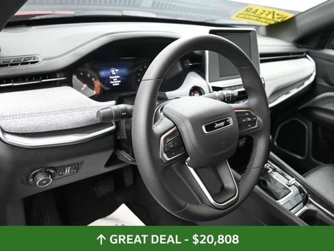 Used 2025 Jeep Compass Latitude image 28