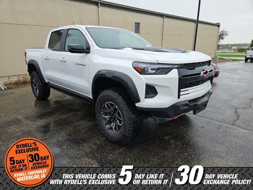 Used 2025 Chevrolet Colorado ZR2 w/ Technology Package AWD/4WD image 4