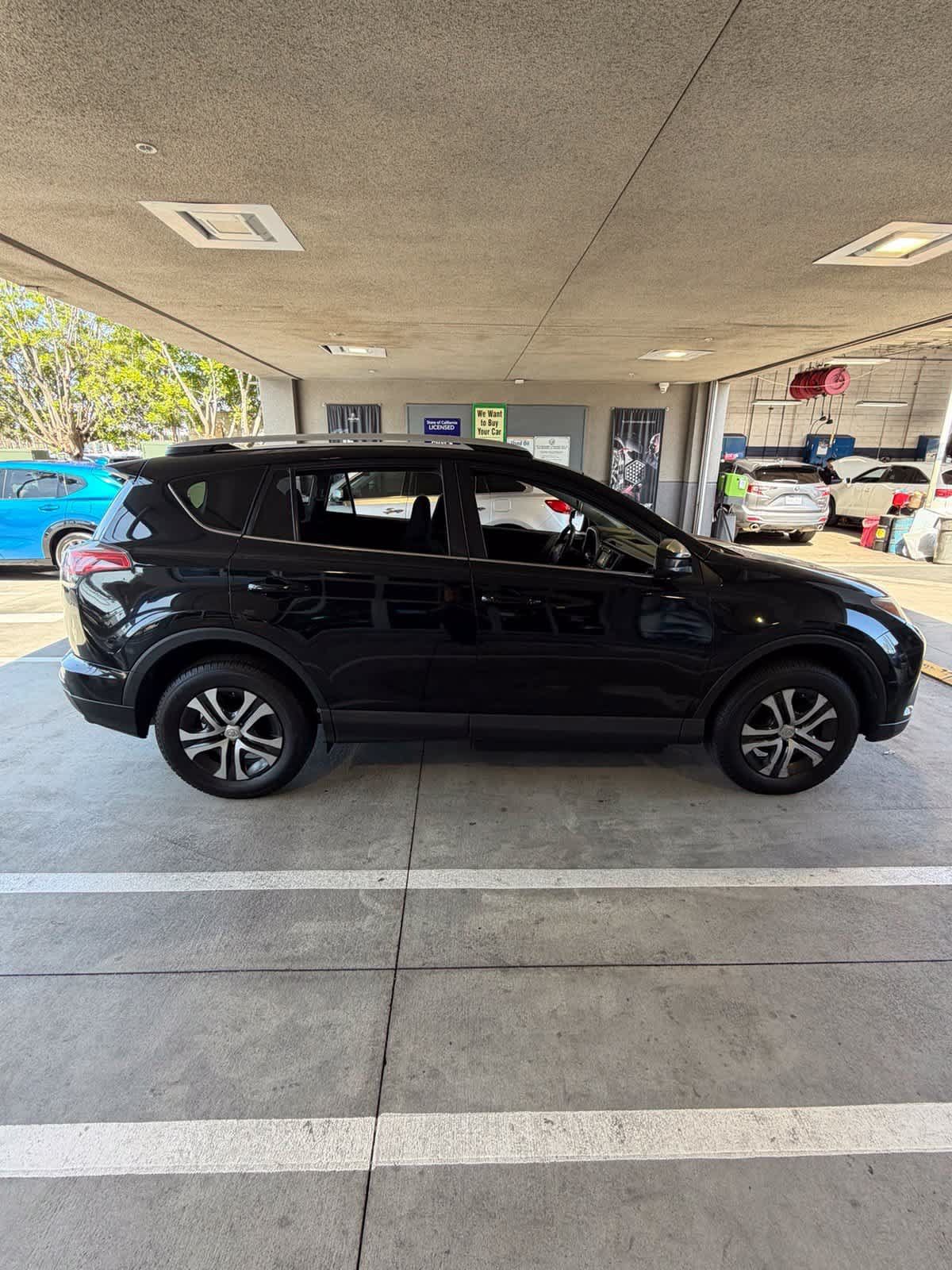 Used 2016 Toyota RAV4 LE FWD image 4