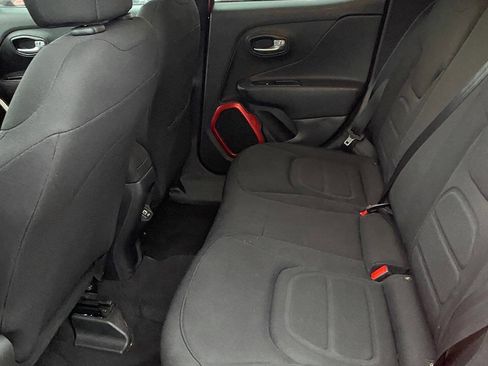 Used 2019 Jeep Renegade Latitude FWD image 12