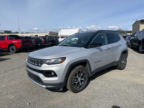 Used 2024 Jeep Compass Limited AWD/4WD image 3