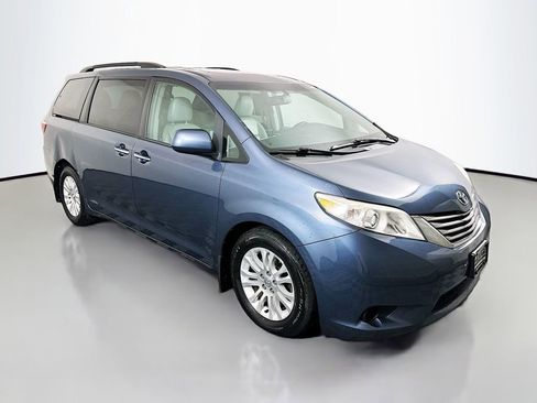 Used 2017 Toyota Sienna XLE image 1