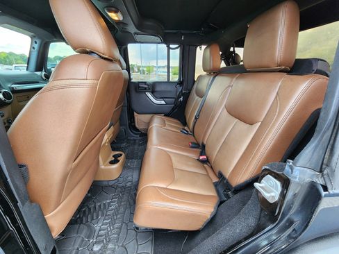 Used 2017 Jeep Wrangler Unlimited Rubicon w/ Cold Weather Group image 18