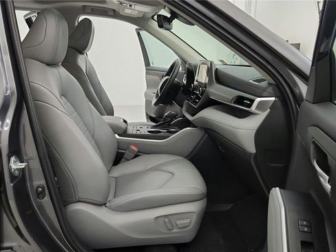 Certified 2023 Toyota Highlander XLE image 21