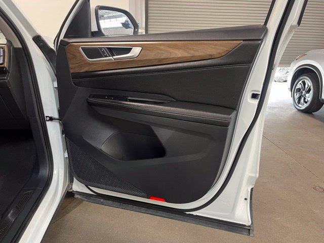 Used 2025 Volkswagen Atlas SE AWD/4WD image 13