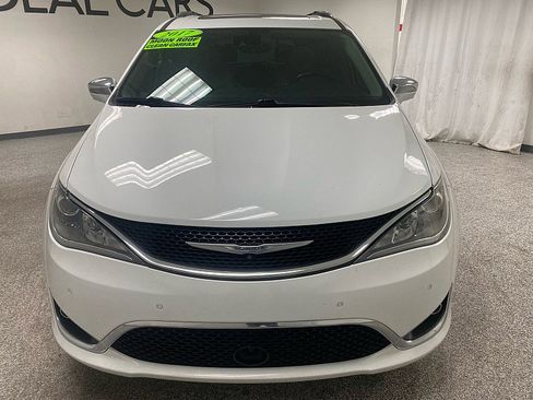 Used 2017 Chrysler Pacifica Limited image 2
