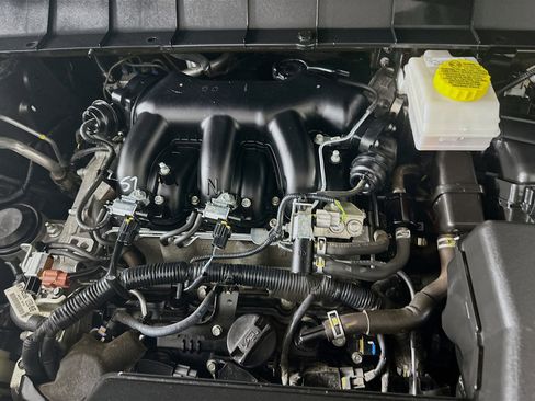 Used 2025 Nissan Pathfinder SV FWD image 33