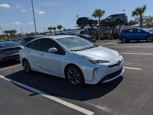 Used 2022 Toyota Prius XLE image 2