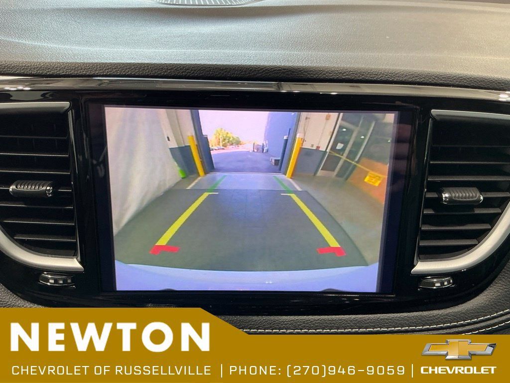 Used 2025 Chrysler Pacifica Limited FWD image 9