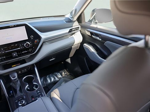 Used 2025 Toyota Highlander Platinum image 33