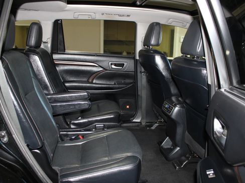 Used 2015 Toyota Highlander Limited Platinum FWD image 35