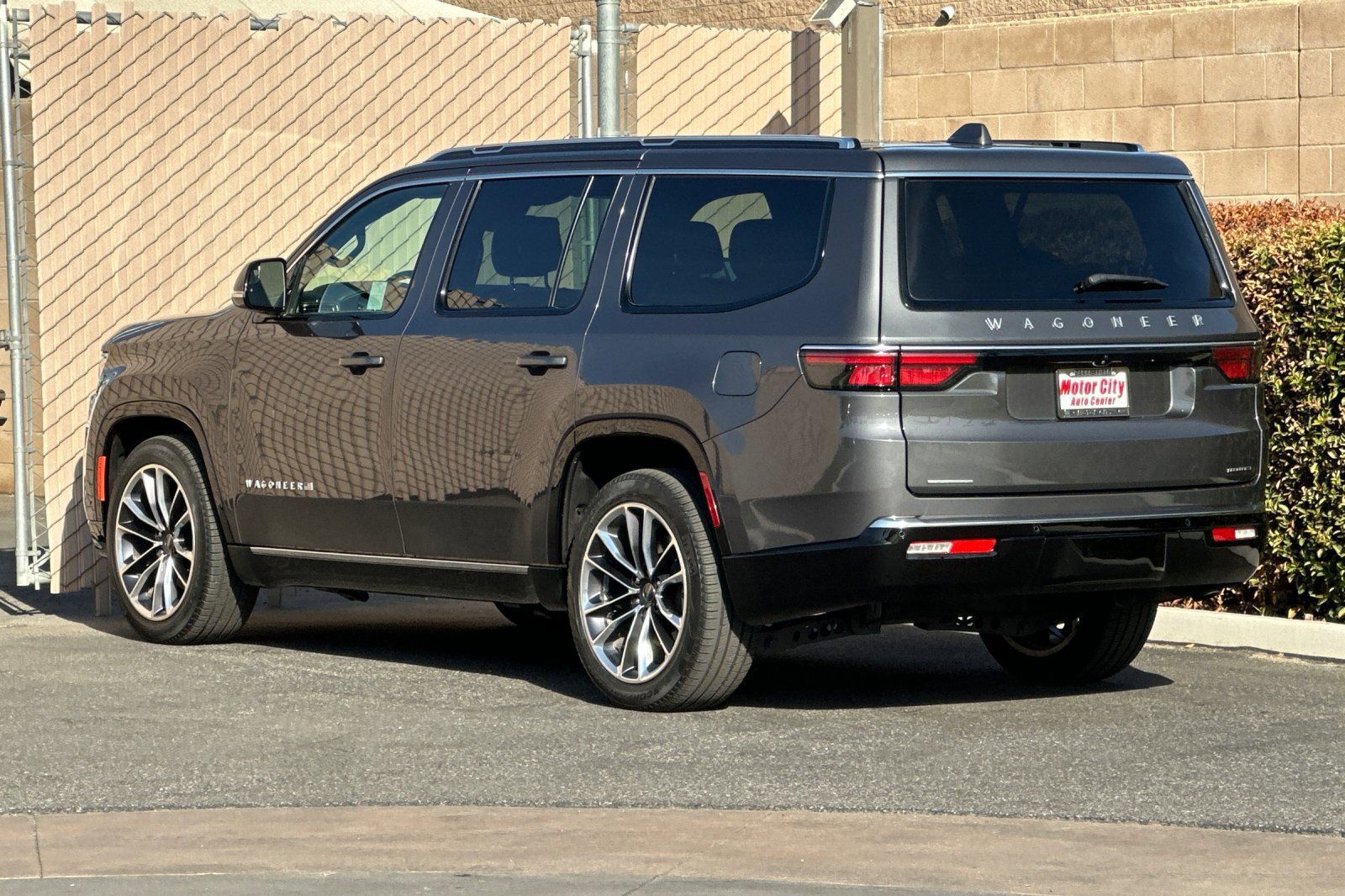 Used 2023 Jeep Wagoneer Series III w/ Premium Group I AWD/4WD image 6