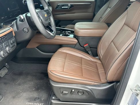 Used 2025 Chevrolet Tahoe High Country AWD/4WD image 9