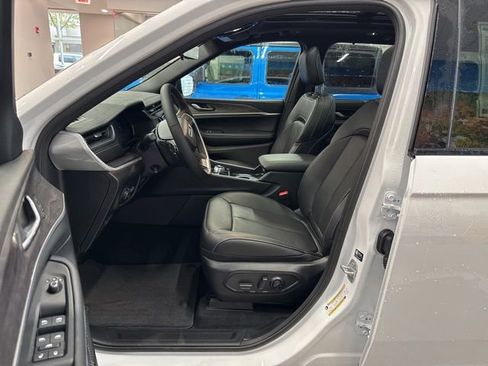 New 2025 Jeep Grand Cherokee Limited w/ Luxury Tech Group II AWD/4WD image 24