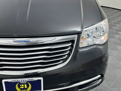 Used 2012 Chrysler Town & Country Touring-L w/ Premium Group FWD image 4