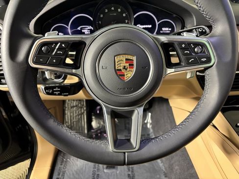 Used 2022 Porsche Cayenne Platinum Edition image 25