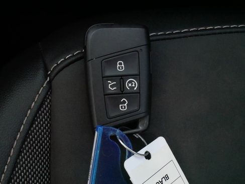 Certified 2022 Volkswagen Taos SE w/ Panoramic Sunroof Package AWD/4WD image 31