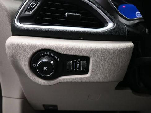 Used 2018 Chrysler Pacifica Limited w/ Advanced Safetytec Group FWD image 12