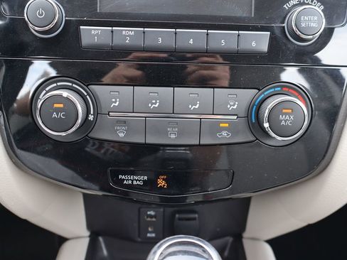 Used 2018 Nissan Rogue Sport FWD image 12