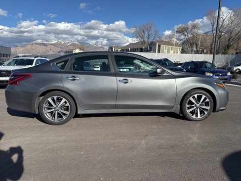 Used 2017 Nissan Altima 2.5 SR w/ LED Appearance Package image 2