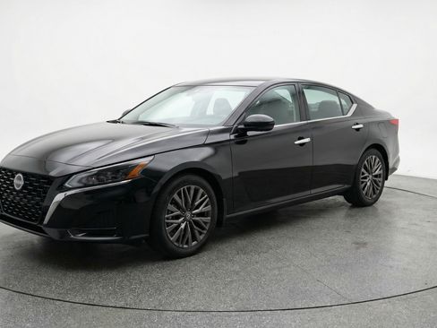 Used 2025 Nissan Altima 2.5 SV image 3