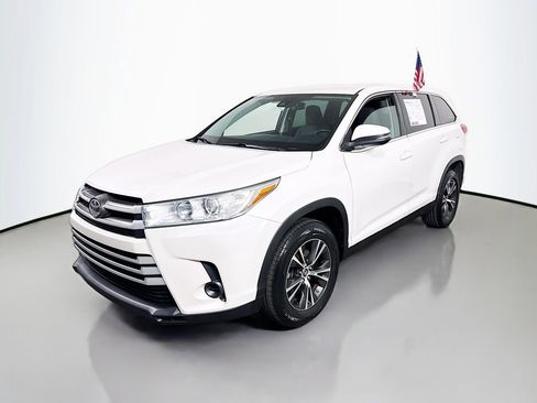 Used 2019 Toyota Highlander LE image 3