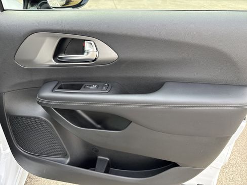Used 2025 Chrysler Pacifica Select image 14