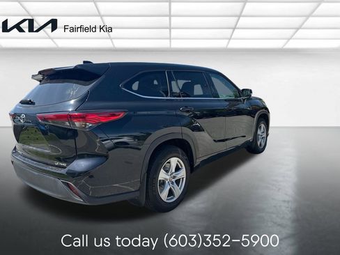 Used 2022 Toyota Highlander LE AWD/4WD image 5