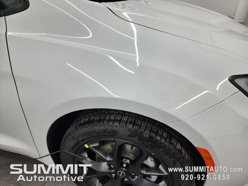 New 2026 Chrysler Pacifica Limited w/ S Appearance Package image 31