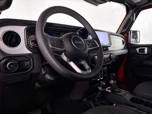 Used 2025 Jeep Wrangler Sahara image 22