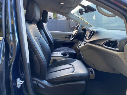 Used 2024 Chrysler Pacifica Touring-L FWD image 18