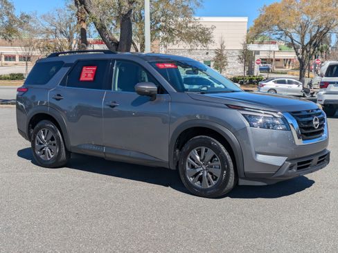 Certified 2025 Nissan Pathfinder SV image 2