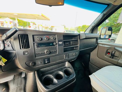 Used 2015 GMC Savana 2500 image 17