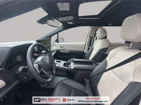 Used 2025 Toyota Sienna Platinum image 11