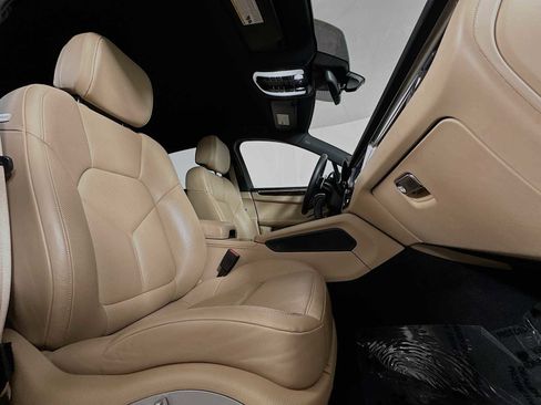 Certified 2022 Porsche Macan AWD/4WD image 28